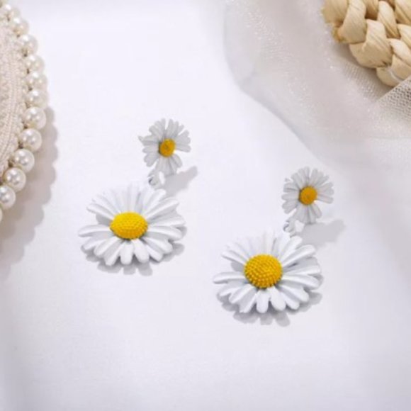 Daisy White and Yellow Earrings - Picture 3 of 3